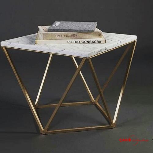 طاولة جانبية من رخام كارارا على شكل حرف V مع أرجل من النحاس