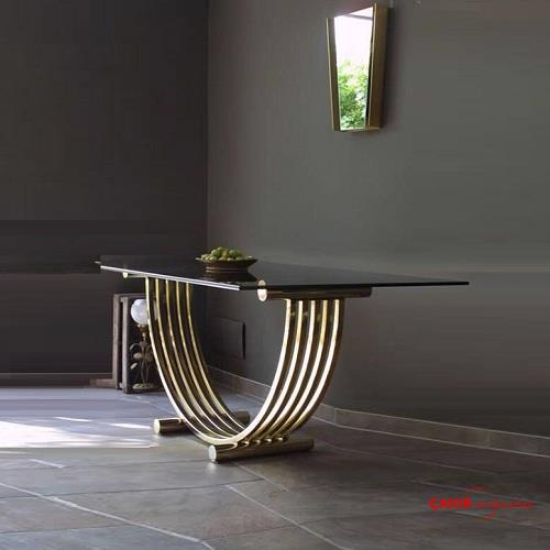 طاولة قهوة مزخرفة من كالين دايننج بأرجل من الكروم