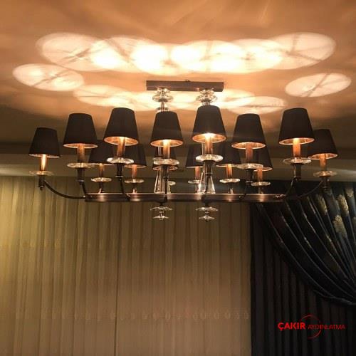 ثريا نحاسية طويلة ذات سطح جانبي أسود